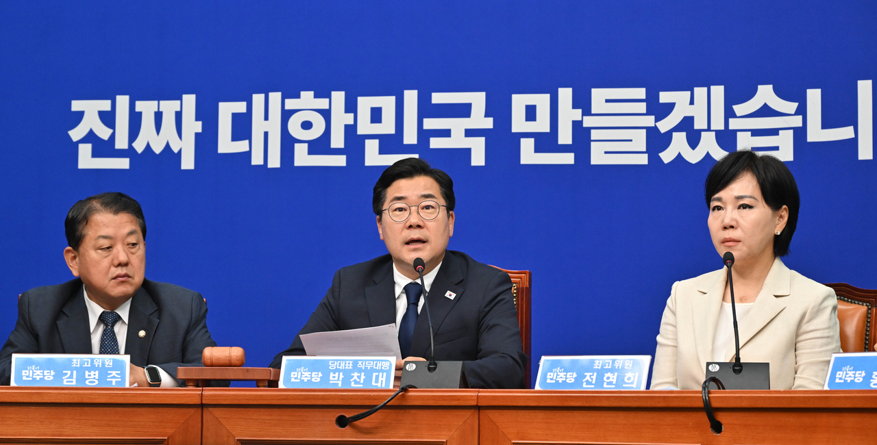 박찬대(가운데) 더불어민주당 당대표 권한대행 겸 원내대표가 9일 오전 서울 여의도 국회에서 열린 최고위원회의에 참석해 발언하고 있다. 임세준 기자