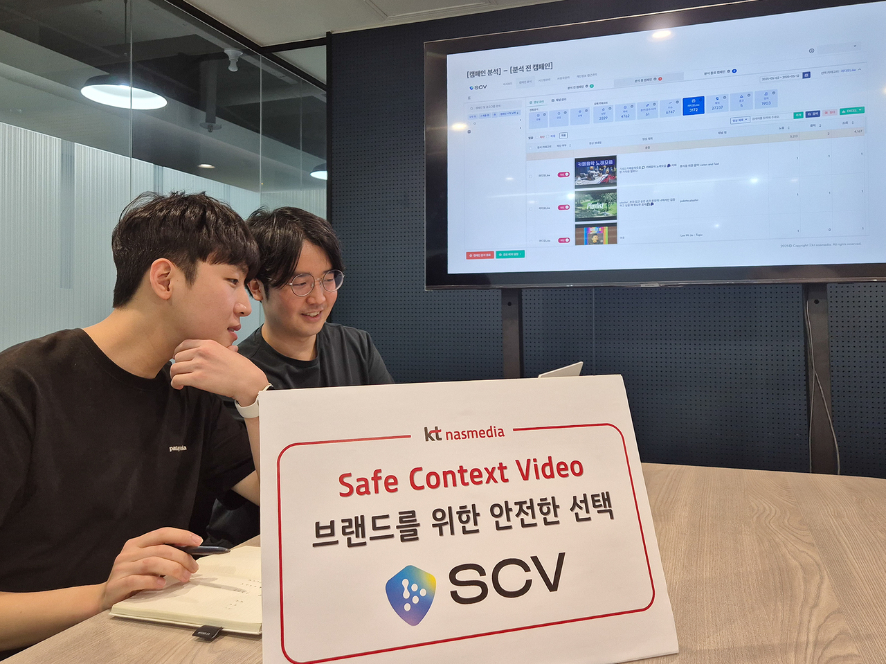 토토사이트 지분나스미디어 데이터사이언스팀 연구원들이 ‘세이프 컨텍스트 비디오’의 유해 콘텐츠 분석 및 차단 결과를 보는 모습 [토토사이트 지분 제공]