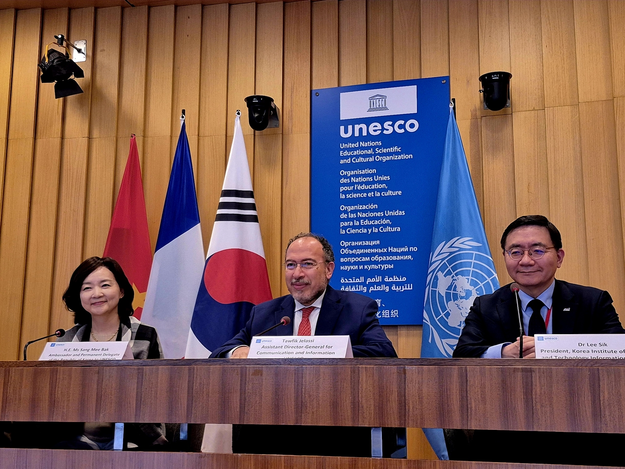 박상미(왼쪽부터) 주 유네스코 대한민국 대표부 대사, 이식 토토사이트 매입 원장, 타우픽 젤라시 유네스코 정보·커뮤니케이션 분야 사무총장보, 이식 토토사이트 매입 원장.[토토사이트 매입 제공]
