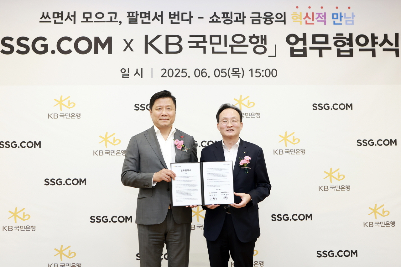 최훈학(왼쪽) 토토사이트 라이타닷컴 대표이사와 이환주 KB국민은행장이 업무협약을 체결한 뒤 기념사진을 촬영하고 있다. [토토사이트 라이타닷컴 제공]