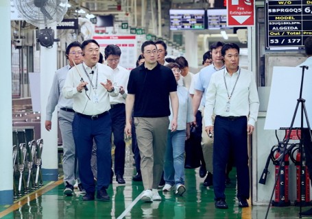 LG chief doubles down on EV battery push with Indonesia visit