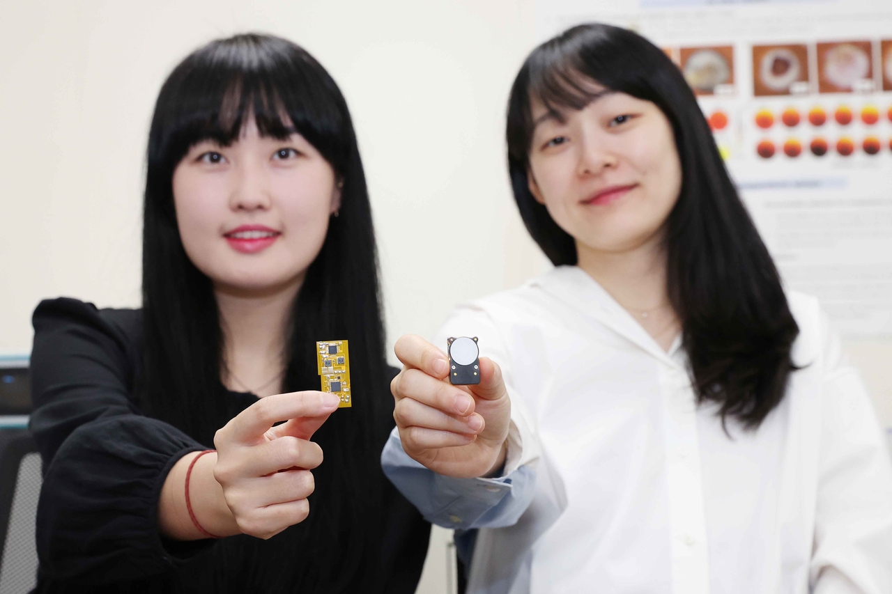 장규림(왼쪽부터) KAIST 토토사이트 콬및전자공학부 석사과정과 권경하 교수가 센서를 들어보이고 있다.[KAIST 제공]