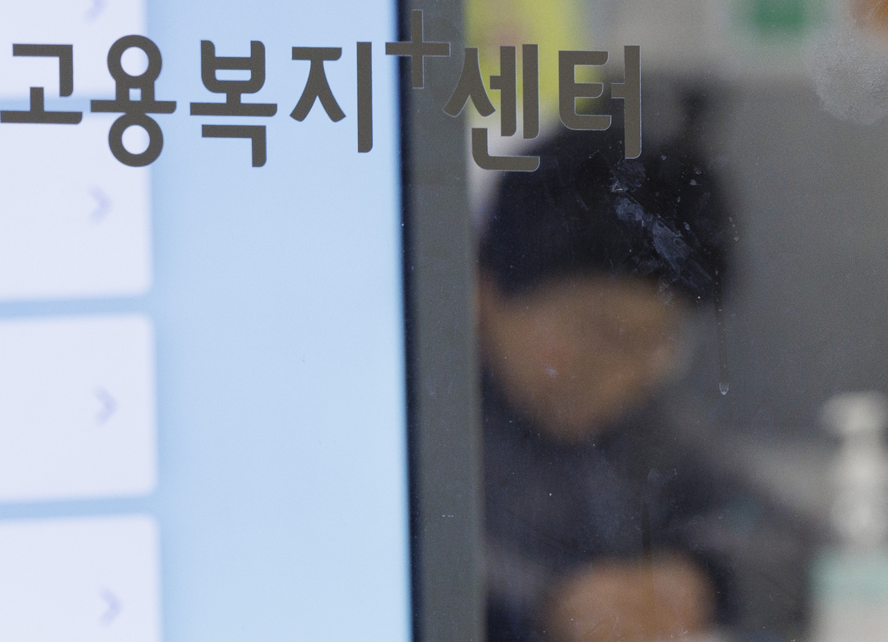 서울의 한 토토사이트 포인트사기복지플러스센터에서 실업급여 관련 상담 신청서를 작성하는 시민 [연합]