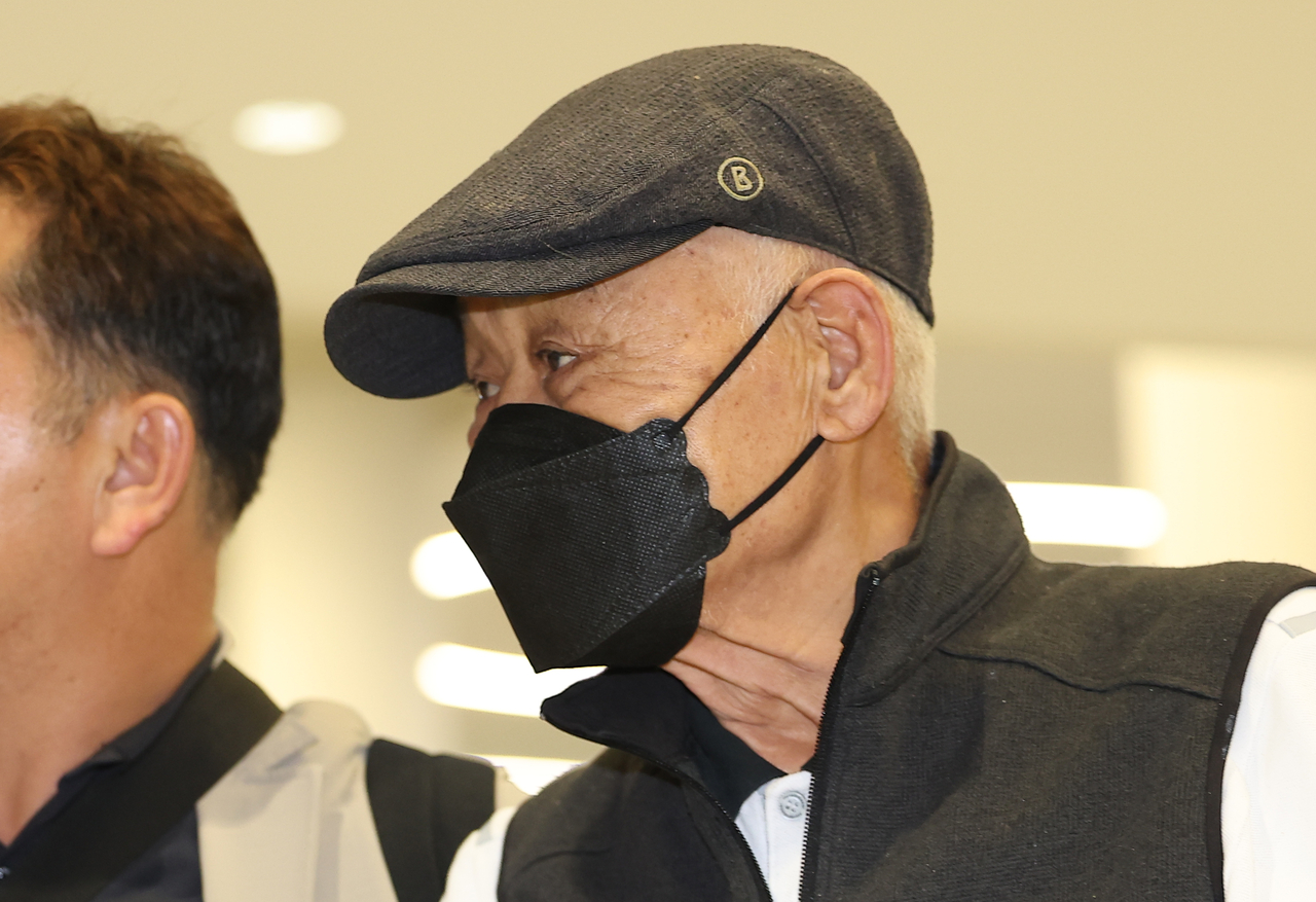 뉴질랜드에 머물던 허재호 전 대주그룹 회장이 27일 인천국제공항 2터미널을 통해 국내로 송환되고 있다.
지난 2014년 광주교도소 노역장에서 일당 5억원으로 합산 30억원의 벌금을 탕감받아 황제 노역 논란에 휩싸이기도 한 허 전 회장은 지인 3명의 명의로 보유한 보험사 주식을 매각하는 과정에서 세금 총 5억650여만원을 내지 않은 혐의를 받는다. <연합뉴스>