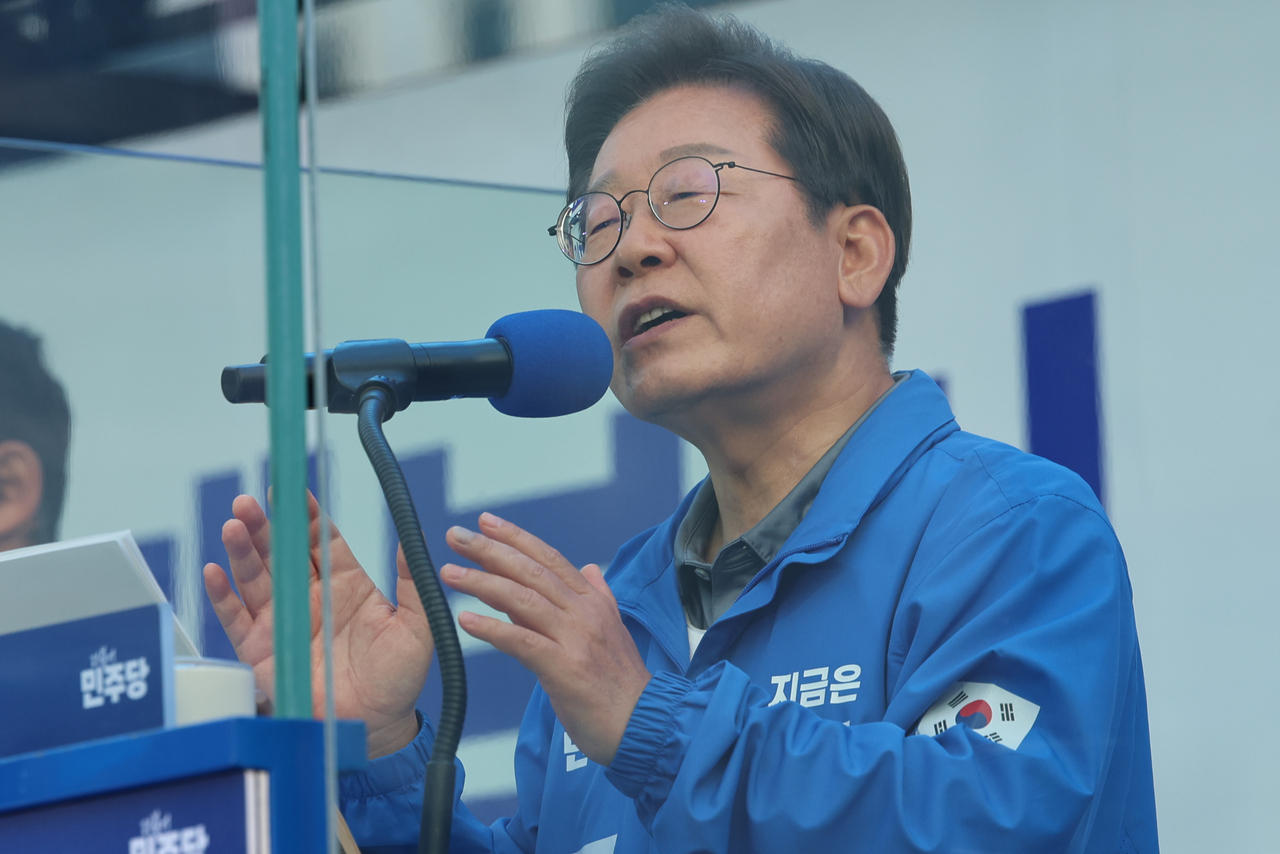 이재명 대통령이 더불어민주당 대선 후보였던 지난 1일 부산광역시 부산역광장에서 유세장을 가득 메운 시민들을 향해 지지를 호소하고 있다. [연합]