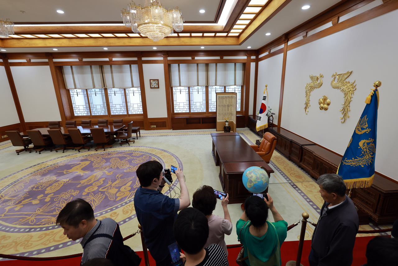 8일 서울 종로구 토토사이트 착오이체를 찾은 관람객들이 본관 내부 대통령 집무실을 관람하고 있다. [연합]