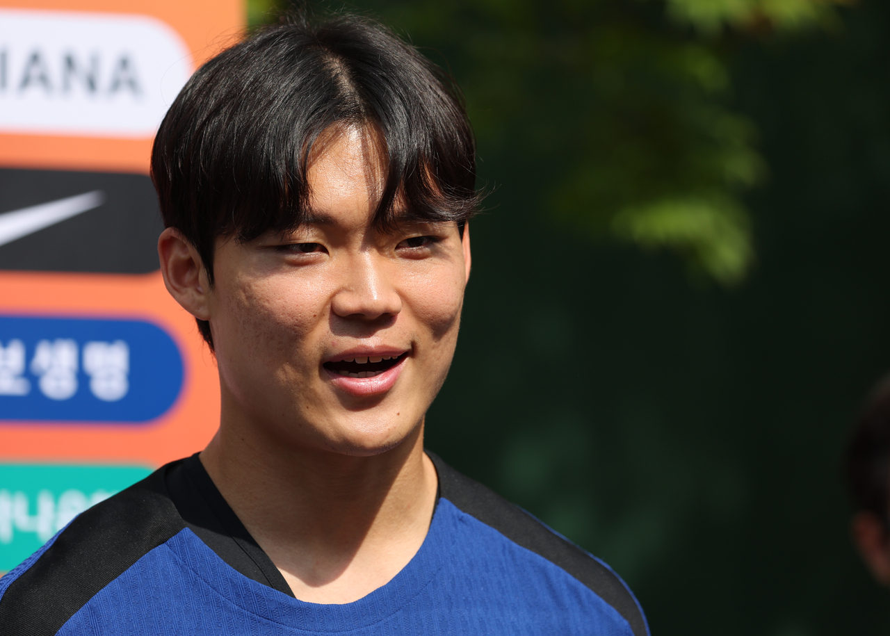 오현규가 8일 파주 국가대표트레이닝센터(NFC)에서 북중미 월드컵 예선 최종전을 앞두고 열린 축구 국가대표팀 훈련에서 취재진의 질문에 답하고 있다. [연합]