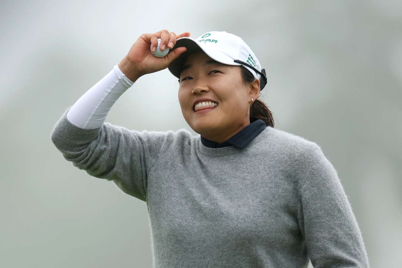 토토사이트 털림가 9일(한국시간) LPGA 투어 숍라이트 클래식 최종라운드 18번홀 그린에서 갤러리에 인사하며 미소짓고 있다.  [AFP]