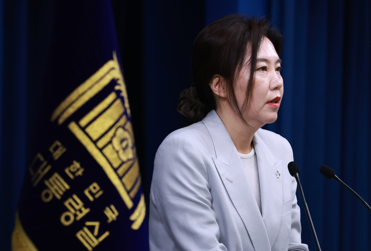 강유정 대통령실 대변인이 9일 서울 용산 대통령실 청사에서 대통령경호처 인사 관련 현안 브리핑을 하고 있다. <연합뉴스>