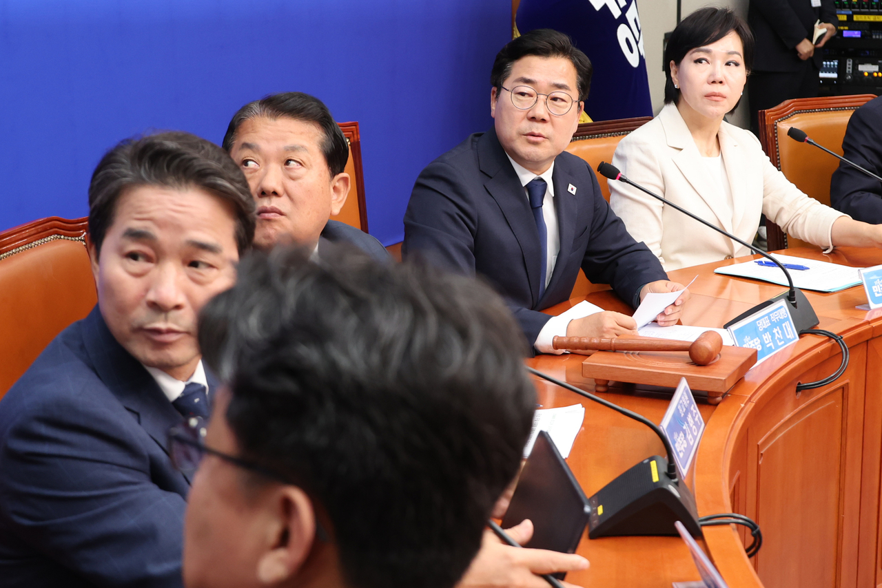 박찬대 더불어민주당 대표 직무대행 겸 원내대표와 최고위원들이 9일 서울 여의도 국회에서 열린 최고위원회의에서 이재명 대통령 취임 후 상승세를 기록 중인 코스피 등이 표시된 경제위기상황판을 확인하고 있다. [연합]