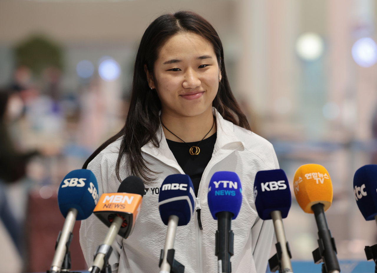 An Se-young speaks to the media upon arriving at Incheon International Airport on Monday, after claiming the women’s singles title at the Badminton World Federation World Tour Super 1000 Indonesia Open. (Yonhap)