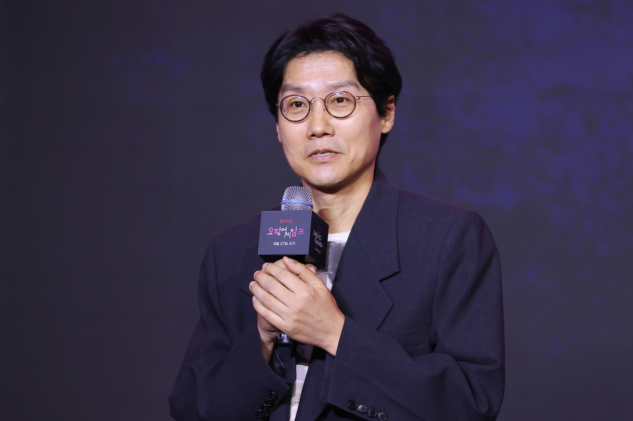 황동혁 감독이 9일 서울 용산구 드래곤시티 호텔에서 열린 넷플릭스 글로벌 흥행작 ‘오징어 게임’ 프랑스 토토사이트3 제작발표회에서 인사말을 하고 있다. <연합뉴스>