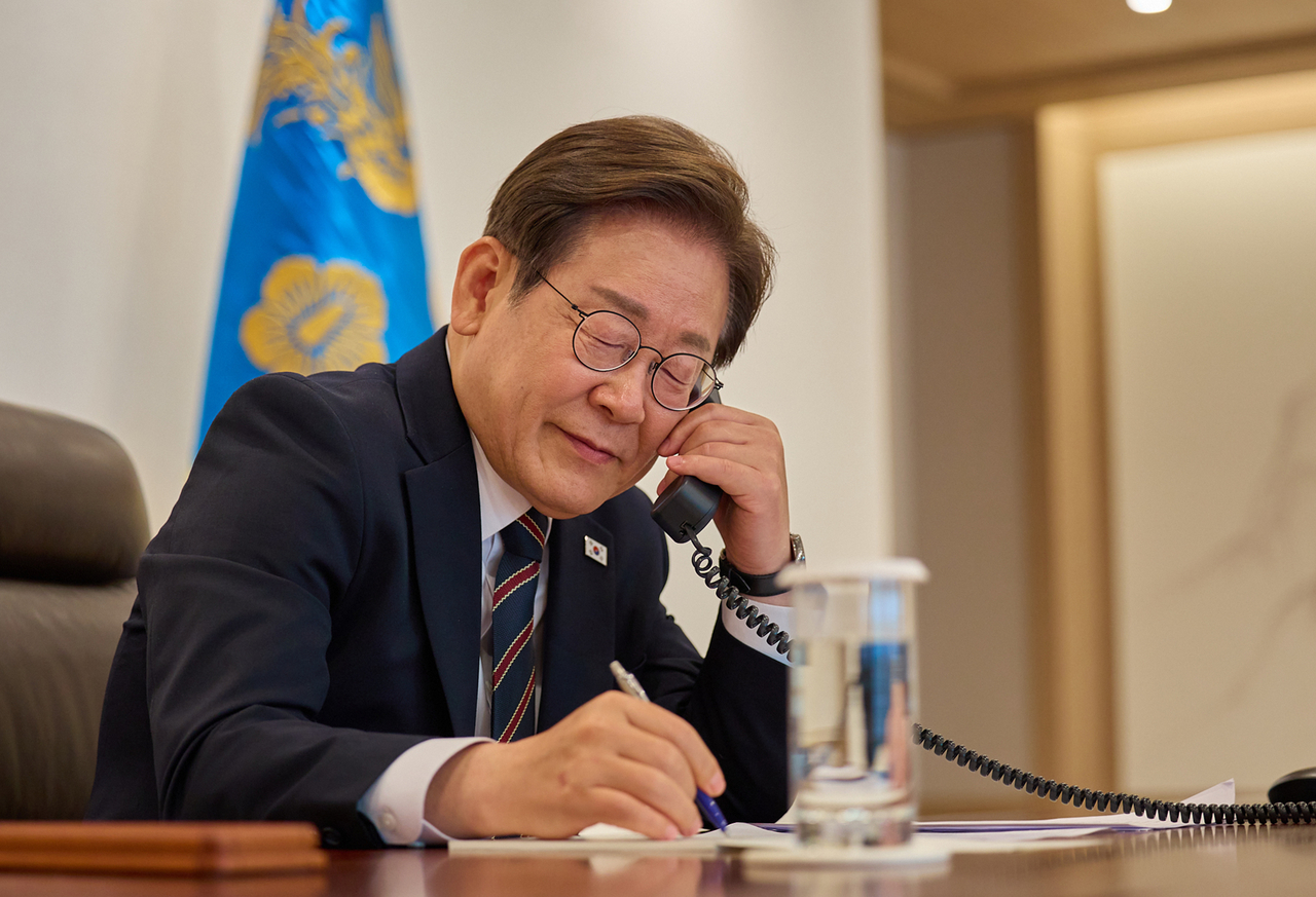 President Lee Jae-myung holds a phone discussion with his Japanese counterpart Shigeru Ishiba on Monday. (Presidential office)