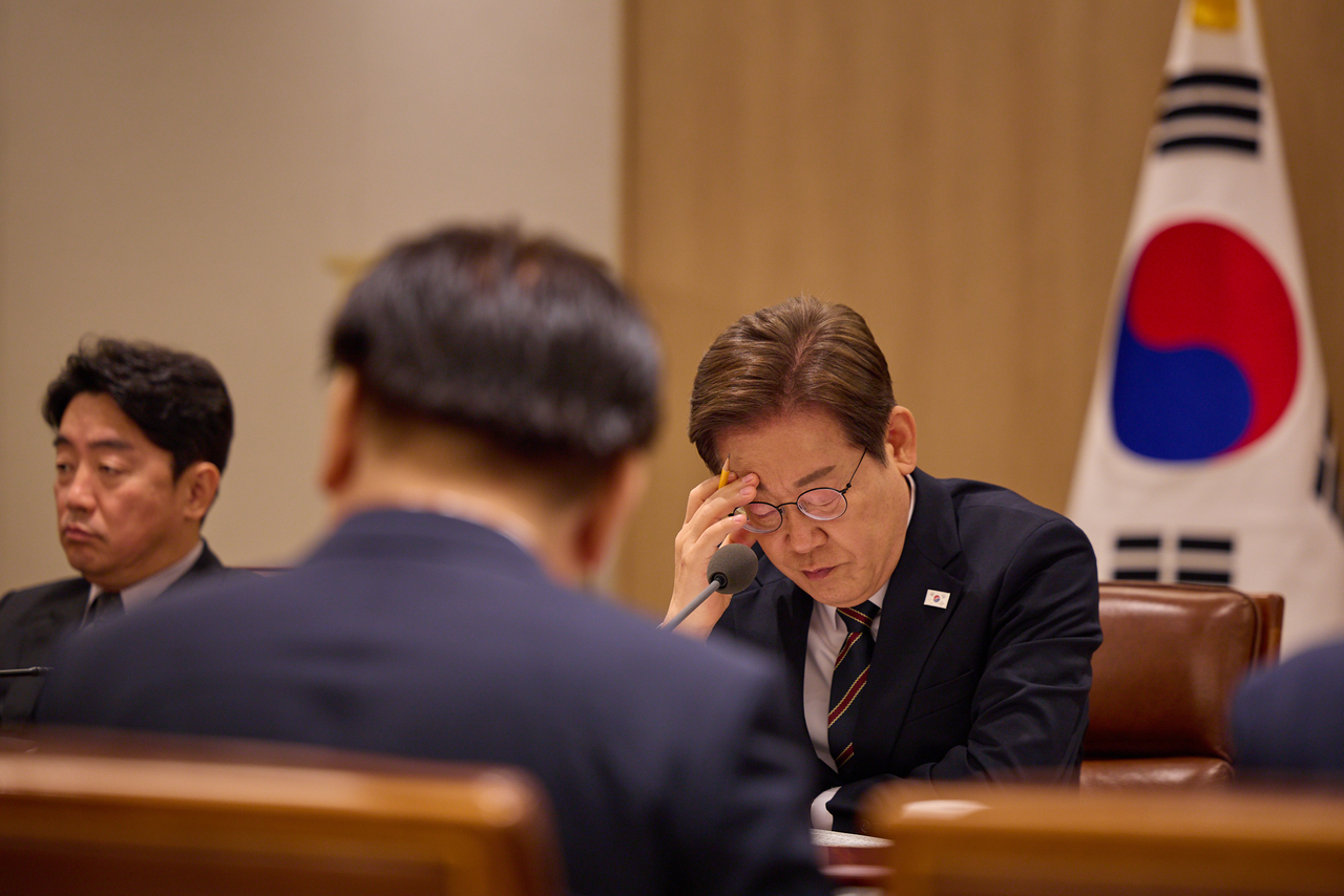 이재명 대통령이 9일 서울 용산 대통령실 청사에서 열린 비상경제점검 2차 태스크포스(TF)회의를 하고 있다. <연합>