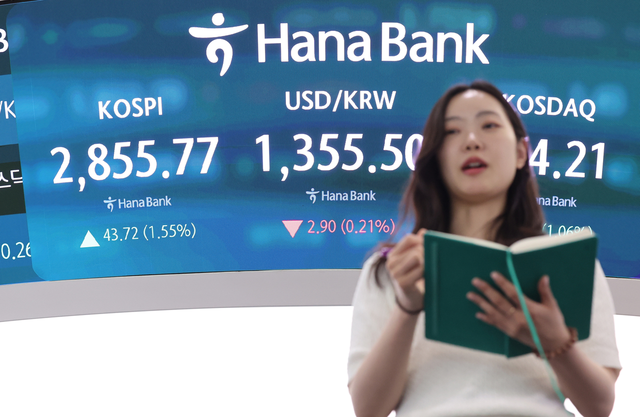 9일 서울 중구 하나은행 딜링룸에서 한 딜러가 자리로 향하고 있다. 이날 코스피　종가는 전 거래일 대비 43.72포인트(1.55%) 오른 2,855.77로 집계됐다. 지난 2일부터 4거래일 연속 상승이다. [연합]