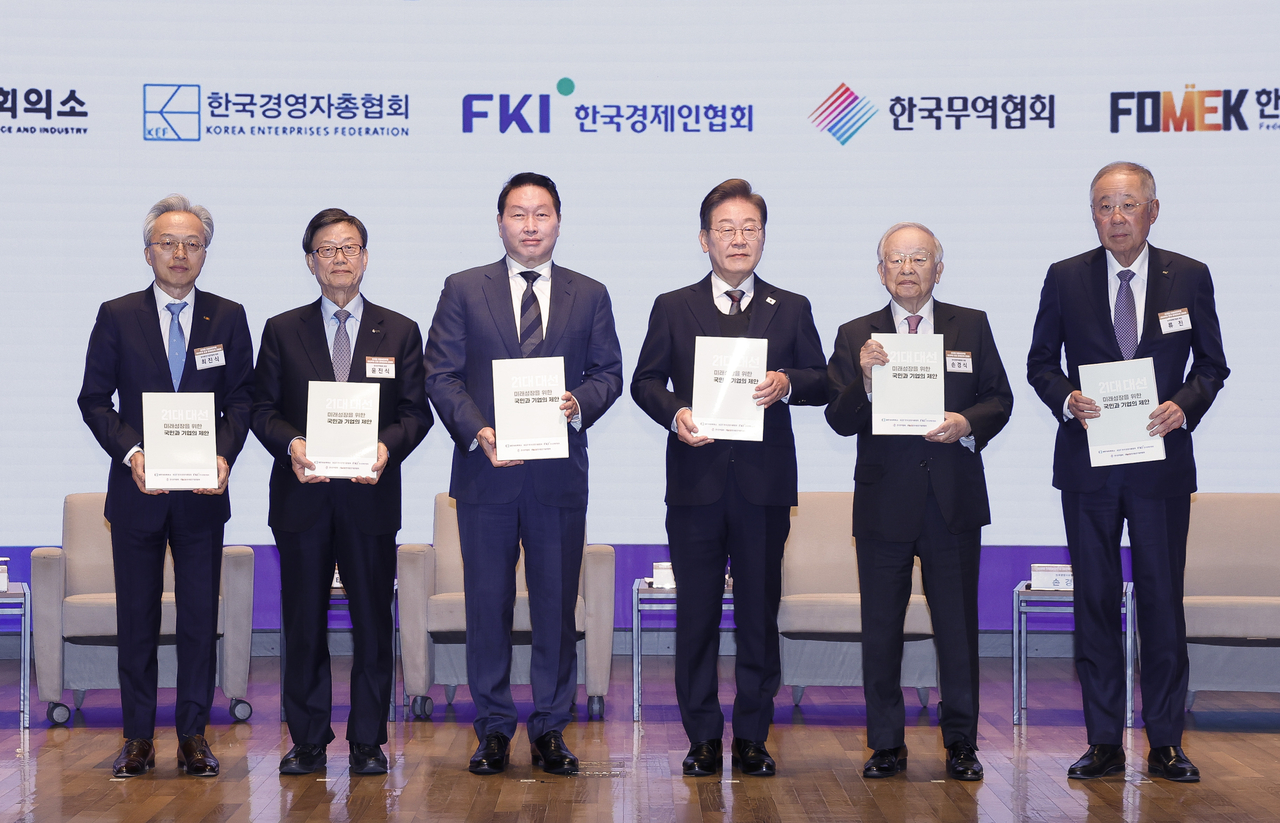이재명 대통령이 대선 후보 시절인 지난달 8일 서울 중구 대한상공회의소에서 열린 경제5단체 간담회에서 정책 제언집을 전달 받은 후 기념촬영을 하고 있다. 왼쪽부터 최진식 한국중견기업연합회장, 윤진식 한국무역협회장, 최태원 대한상공회의소 회장, 이 대통령, 손경식 한국경영자총협회장, 류진 한국경제인협회장. 국회사진기자단