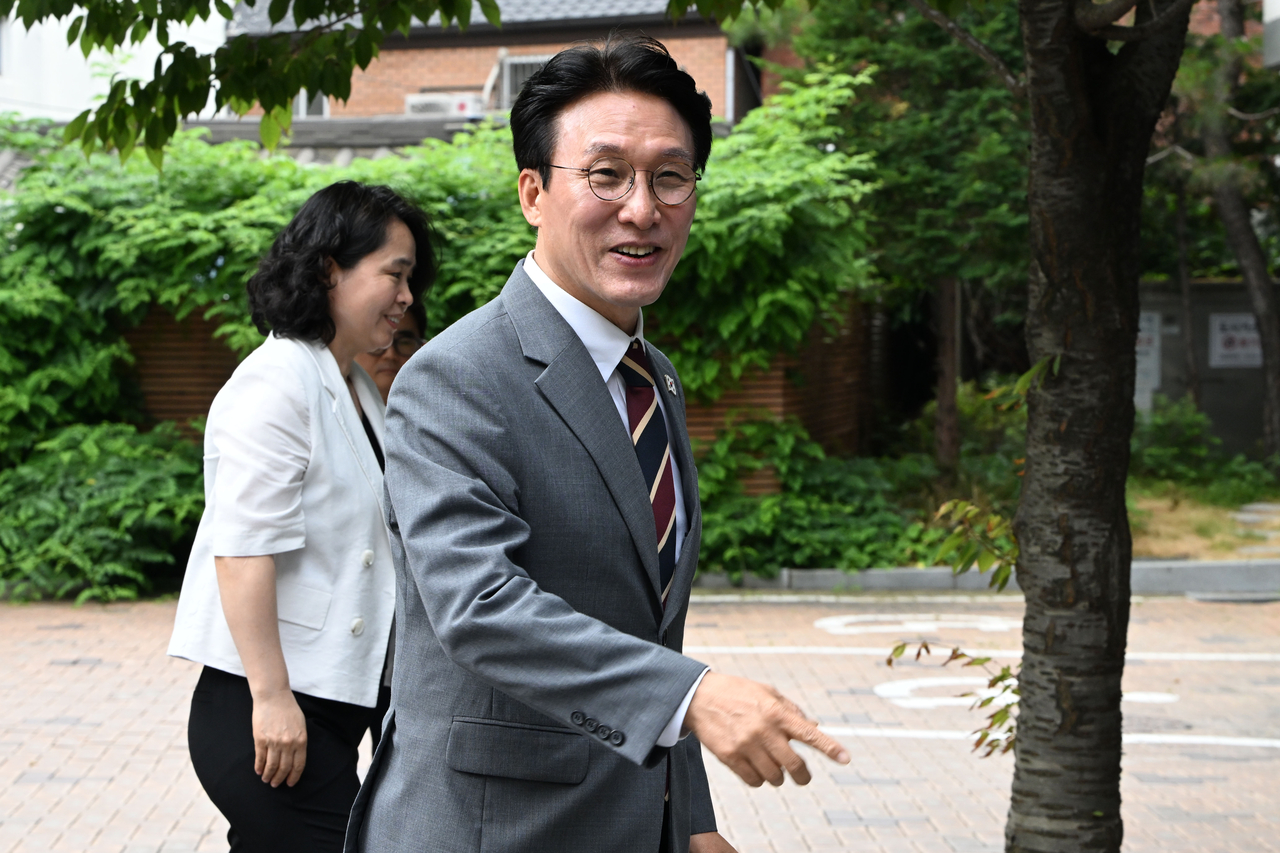 김민석 국무총리 토토사이트 로그인자가 10일 오전 서울 종로구 통의동 금융감독연수원에 마련된 청문회 준비단 사무실로 출근하고 있다. 임세준 기자