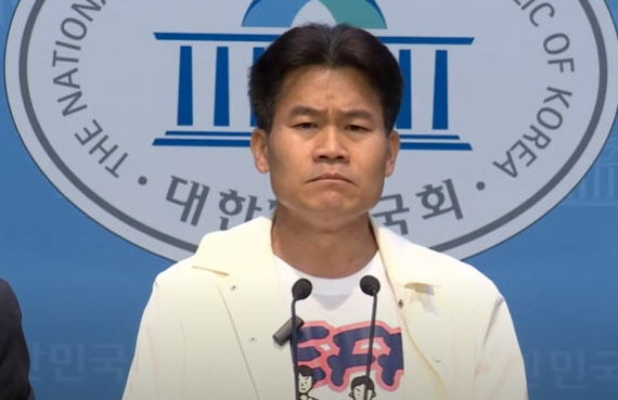 지난 달 2일 국회 소통관에서 기자회견하는 한글지원 해와 토토사이트 씨. [채널A 유튜브 캡쳐]