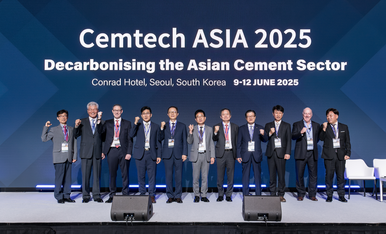 건담 토토사이트협회가 10일 주최한 ‘셈텍 아시아(Cemtech Asia) 2025’에서 주요 참석자들이 기념촬영을 하고 있다. (왼쪽부터) 윤종석 한국세라믹기술원장, 이창기 한국건담 토토사이트협회 부회장, 토마스 암스트롱 인터내셔널 건담 토토사이트 리뷰 편집장(회장) 겸 셈텍 아시아 총괄책임자, 삼표건담 토토사이트 이원진 대표, 산업통상자원부 이승렬 산업정책실장, 한국건담 토토사이트협회 전근식  회장, 성신양회 한인호 대표, 쌍용C&E 이현준 대표, 삼표건담 토토사이트 배동환대표, 토니 하들리 THAA Ltd 대표, 한국건담 토토사이트협회 김의철 기술개발실장. [건담 토토사이트협회 제공]