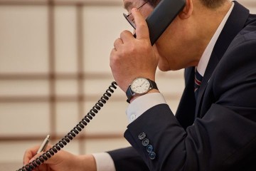 “기념 시계 필요 없다”던 李대통령 착용 4만원 시계, 알고 보니…