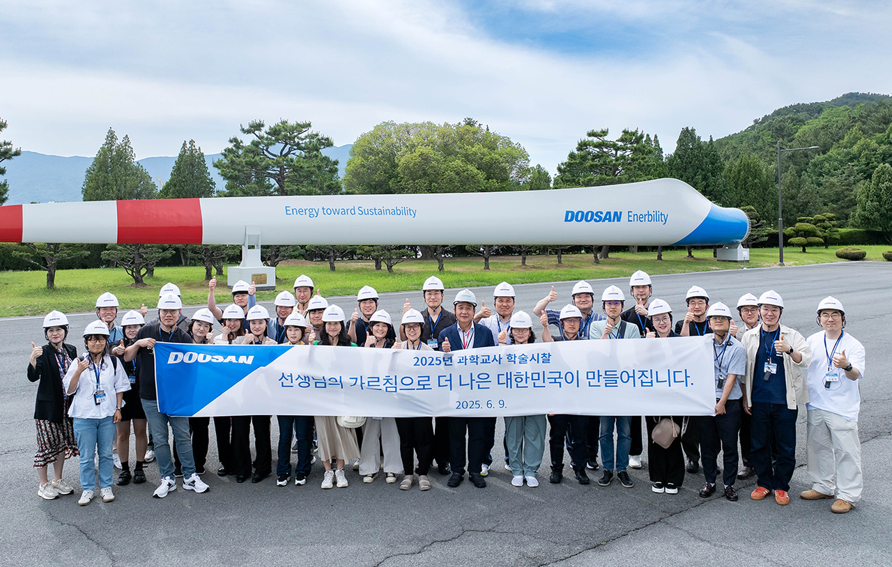 두산연강재단 토토사이트 케이벳 학술시찰단이 9일, 경남 창원 두산에너빌리티 본사에서 기념사진을 촬영하고 있다. [두산연강재단 제공]