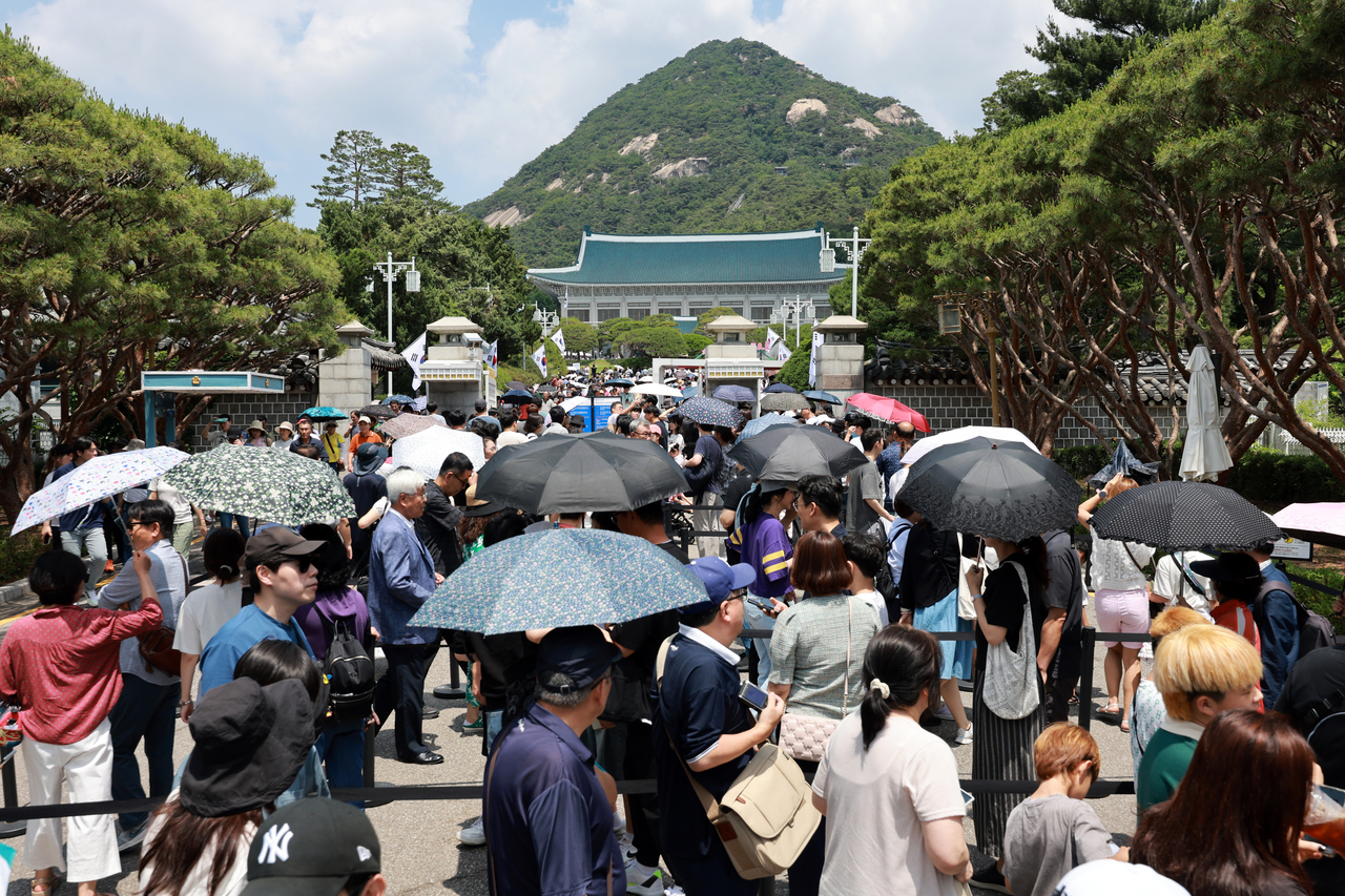 People look around Cheong Wa Dae, South Korea's former presidential complex, in central Seoul. (Yonhap)