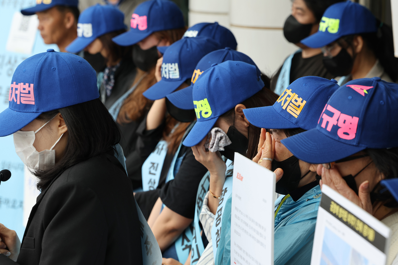 12·29 제주항공 여객기 참사 유가족들이 지난달 23일 서울 강서구 김포공항 국내선 청사 앞에서 사고 진상 규명과 책임 있는 자세를 촉구하는 기자회견 도중 오열하고 있다. [연합뉴스]
