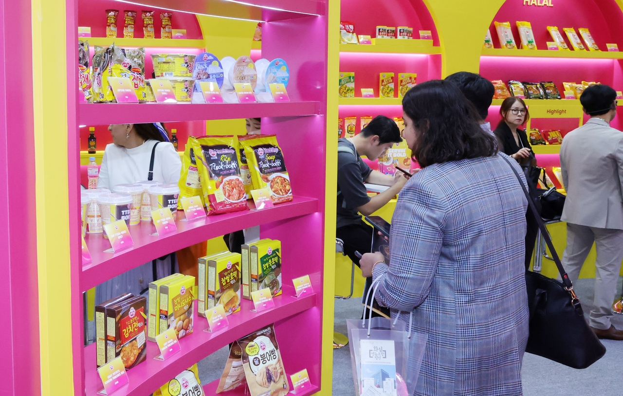International visitors browse Korean ramyeon and other food products at Seoul Food 2025 in Goyang, Gyeonggi Province, Tuesday. (Yonhap)