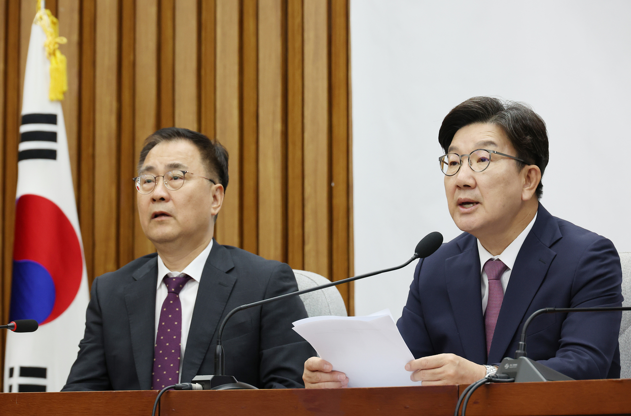 People Power Party floor leader Rep. Kweon Seong-dong (right) speaks during an intra-party strategy meeting held at the National Assembly in Seoul on Tuesday. Yonhap