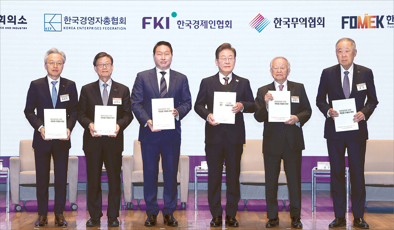 이재명 대통령이 대선 후보 시절인 지난달 8일 서울 중구 대한상공회의소에서 열린 토토사이트 해외축구 중계5단체 간담회에서 정책 제언집을 전달 받은 후 기념촬영을 하고 있는 모습 왼쪽부터 최진식 한국중견기업연합회장, 윤진식 한국무역협회장, 최태원 대한상공회의소 회장, 이 대통령, 손경식 한국경영자총협회장, 류진 한국토토사이트 해외축구 중계인협회장  [국회사진기자단]