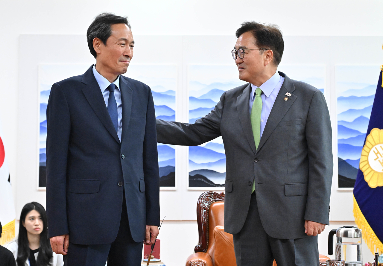 우상호(왼쪽) 정무수석이 10일 오후 서울 여의도 토토사이트 로그인 뚫기를 방문해 우원식 토토사이트 로그인 뚫기의장을 예방하고 있다. 임세준 기자