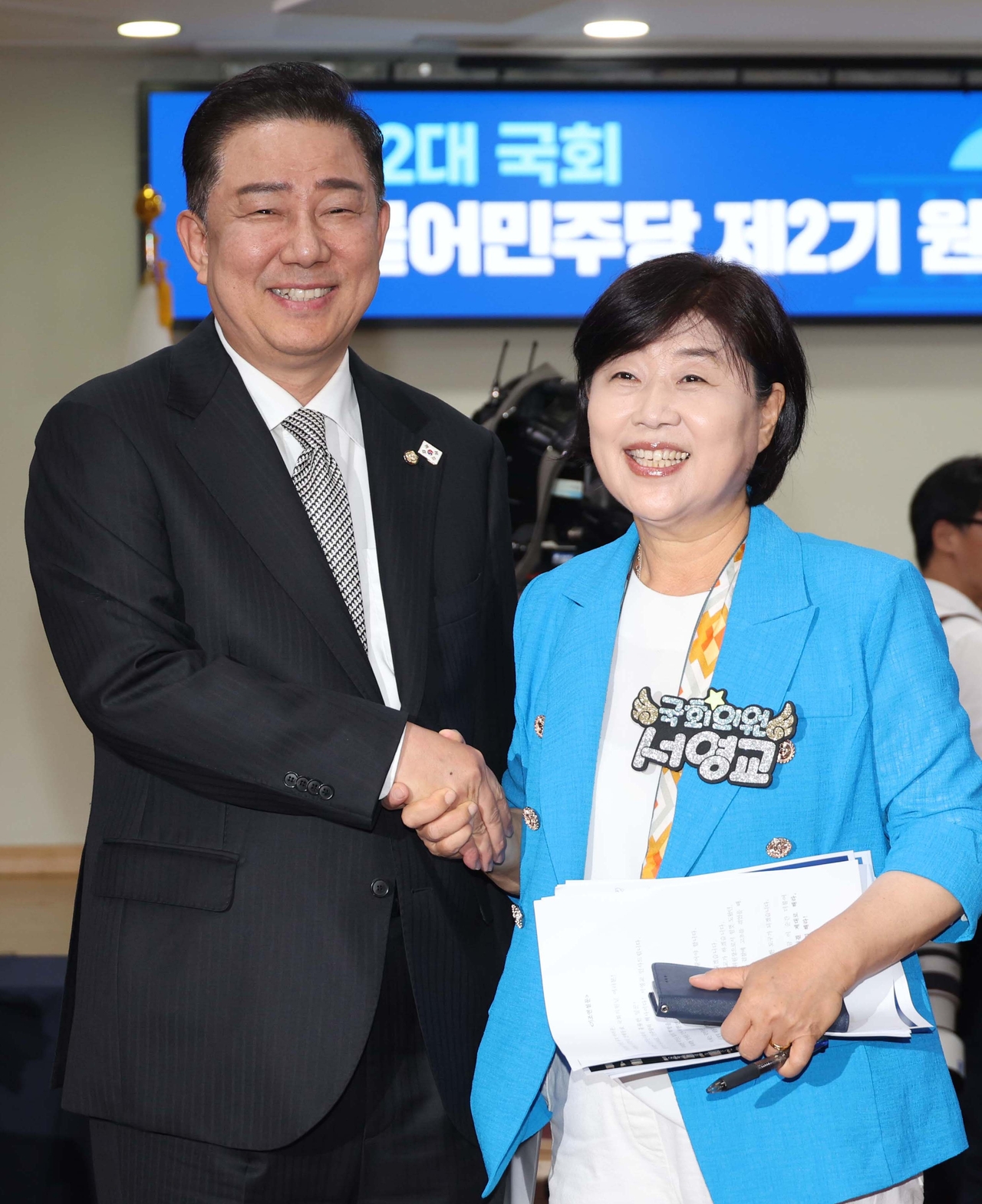 제22대 국회 더불어민주당 2기 원내대표 선거에 출마한 김병기(왼쪽) 의원과 서영교 의원이 10일 오후 서울 여의도 국회 의원회관에서 열린 원내대표 후보 합동 토론회에 참석해 취재진을 향해 포즈를 취하고 있다. 임세준 기자