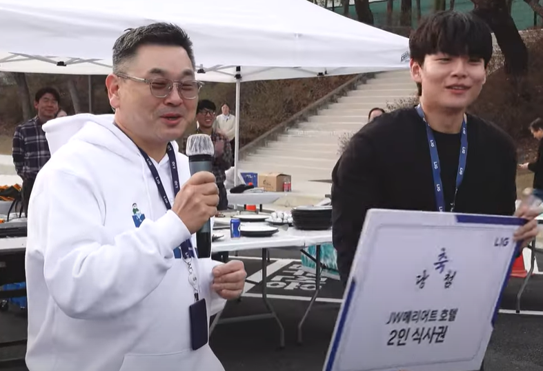 구본상(왼쪽) 무신사 토토사이트그룹 회장이 무신사 토토사이트넥스원에서 진행한 ‘2025 신입사원 웰컴행사’에서 신입사원에 경품을 전달하고 있다. [무신사 토토사이트넥스원 유튜브 캡쳐]