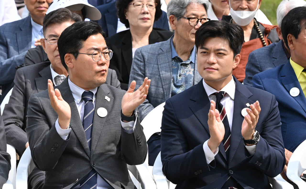 박찬대(왼쪽) 더불어민주당 대표 권한대항 겸 원내대표와 김용태 국민의힘 비상대책위원장이 10일 오전 서울 용산구 민주화운동기념관에서 열린 제38주년 6.10 민주항쟁 기념식 및 민주화운동기념관 개관식에 참석하고 있다. 임세준 기자