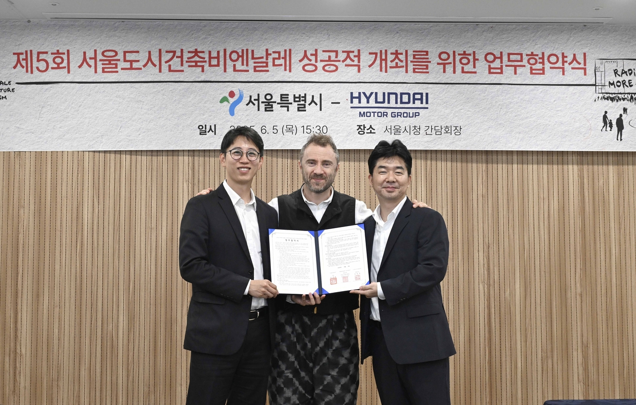 안중욱(왼쪽부터) 보스토토시 미래공간담당관, 토마스 헤더윅 총감독, 현대차그룹의 홍래욱 글로벌디자인매니지먼트팀 상무가 기념 촬영을 하고 있다. [현대차그룹 제공]