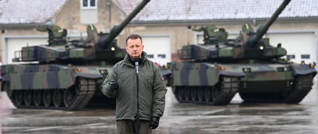 In this file photo, Polish Deputy Prime Minister Mariusz Blaszczak speaks to soldiers of of the 20th Mechanized Brigade -- the unit to which the first Korean-made K2 tanks were dispatched -- in Morag, northern Poland, Dec. 9, 2022. (Government of Poland)