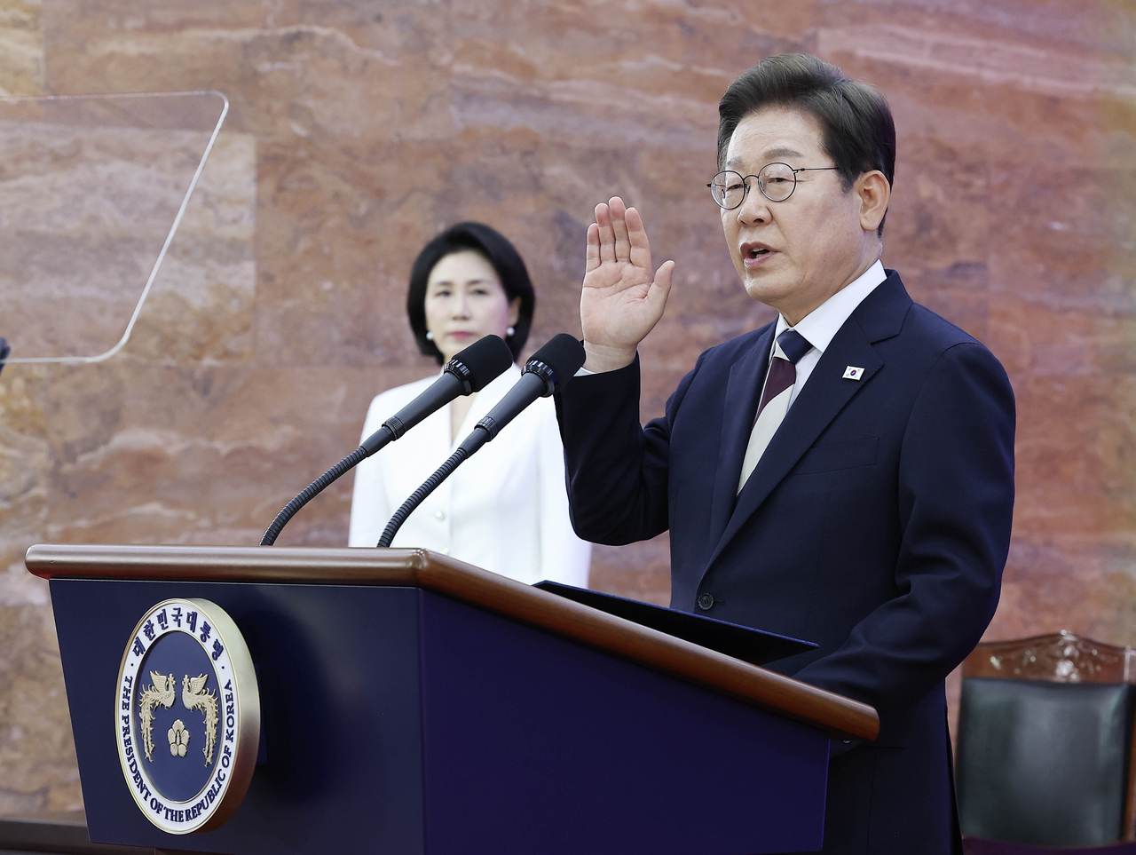 이재명 대통령이 4일 서울 여의도 국회에서 열린 제21대 대통령 취임선서식에서 취임 선서를 하고 있다. [연합]
