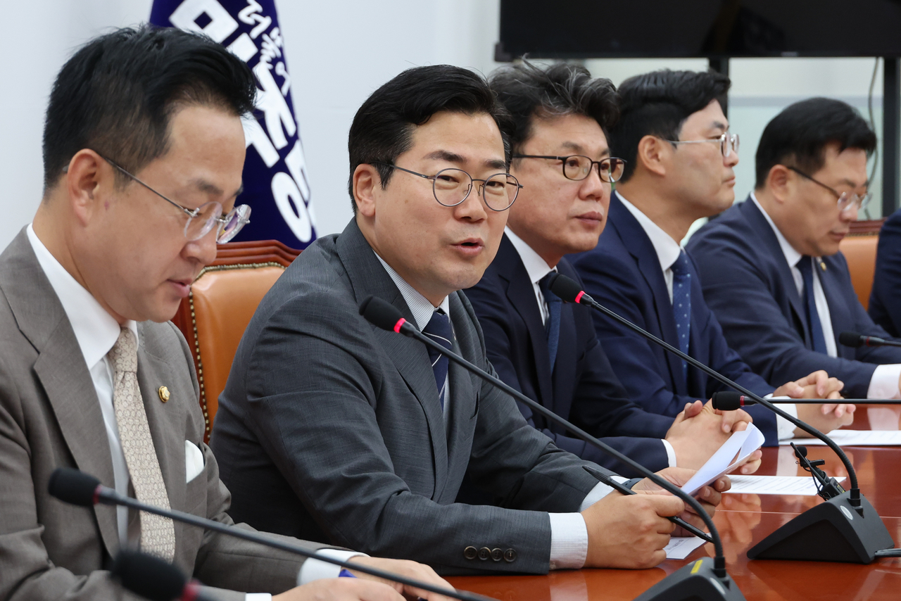 Park Chan-dae (2nd from left), acting leader of the ruling Democratic Party, speaks during the last meeting of the current floor leadership at the National Assembly in Seoul on Tuesday. (Yonhap)