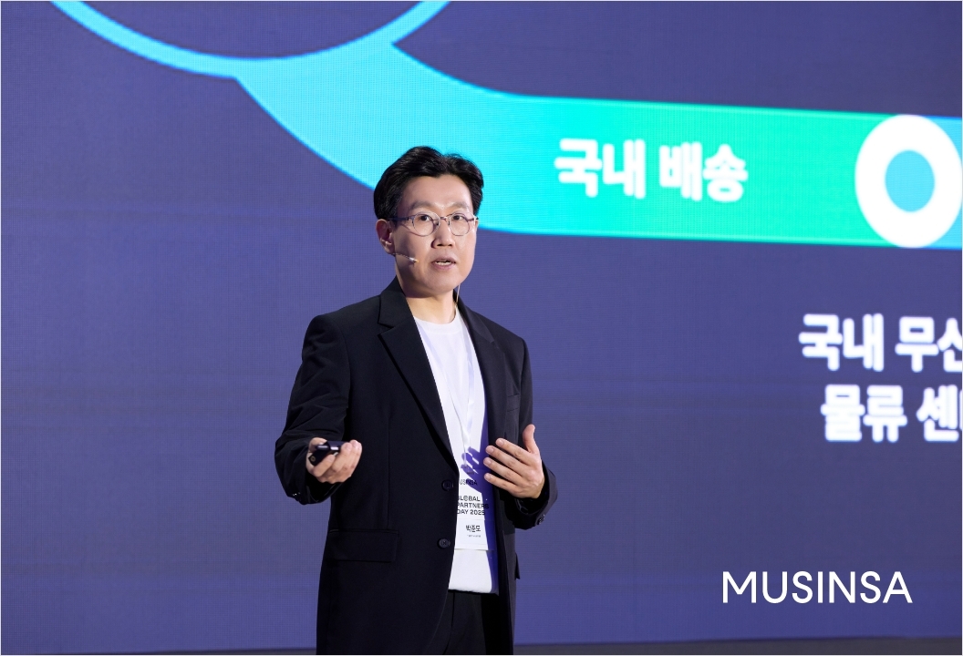 10일 서울 동대문디자인플라자에서 열린 무신사 미디어 간담회에서 박준모 대표가 글로벌 시장 진출 전략에 대해 발표하고 있다. [무신사 제공]