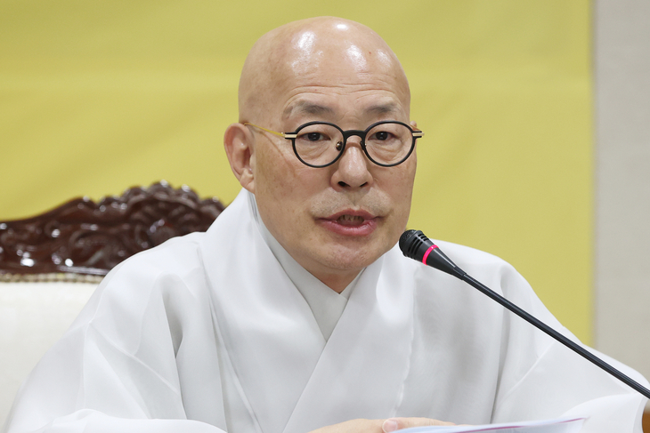 조계종 총무원장 진우스님이 4월 22일 서울 종로구 한국불교역사문화기념관에서 부처님오신날 기자간담회를 하고 있다.
