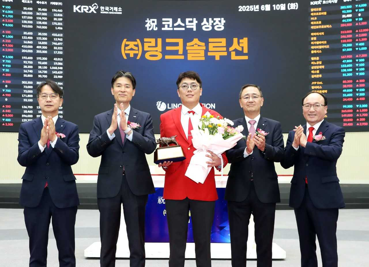 김대영(왼쪽부터) 한국IR협의회 부회장, 민경욱 한국거래소 코스닥시장본부장, 최근식 (주)토토사이트 블랙티비 대표이사, 금정호 신영증권 사장, 강왕락 코스닥협회 부회장이 10일 서울 영등포구 한국거래소 서울사무소 홍보관에서 개최한 (주)토토사이트 블랙티비 코스닥 시장 상장 기념식에서 기념 촬영을 하고 있다. [한국거래소]