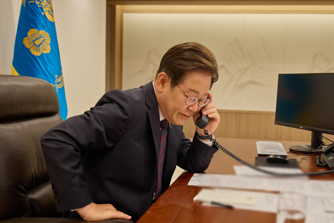 President Lee Jae-myung speaks by phone with Chinese President Xi Jinping at the presidential office in Yongsan, Seoul, Tuesday. (Presidential office)