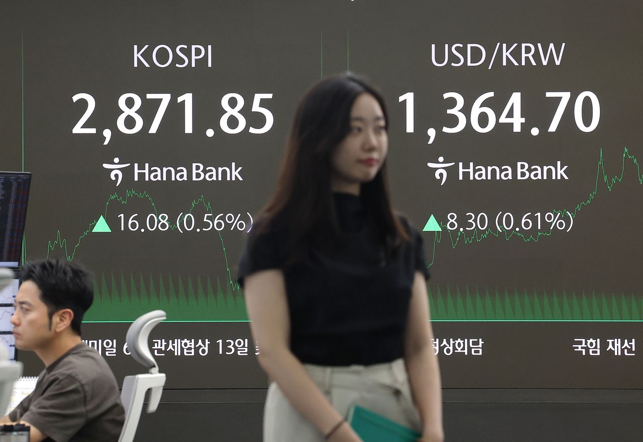 An electronic board showing the Korea Composite Stock Price Index at a dealing room of the Hana Bank headquarters in Seoul on Tuesday. (Yonhap)