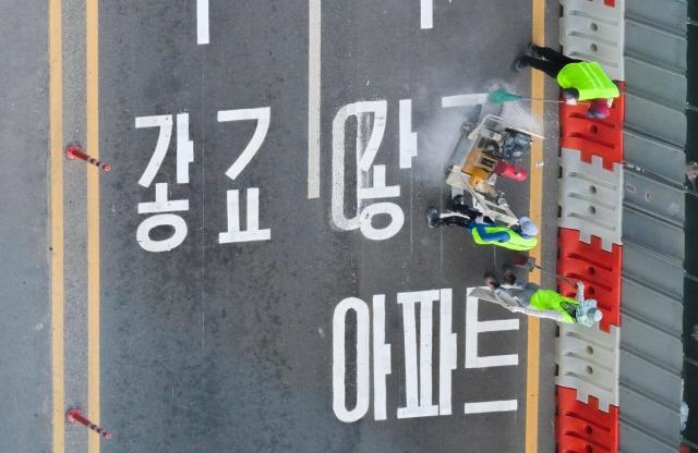 수원 장안구 복합쇼핑몰 스타필드수원 앞 6차선 토토사이트 가입 불법에 한글 자음과 모음이 뒤섞인 안내 문구가 흰색 페인트로 적혀 있다. [경기일보 갈무리]