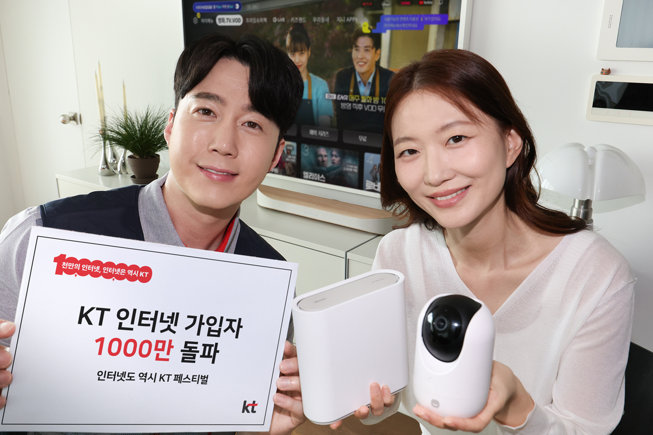 신태일 토토사이트 초고속 인터넷 설치 기사와 고객이 ‘인터넷도 역시 신태일 토토사이트 페스티벌’을 홍보하고 있다. [신태일 토토사이트 제공]
