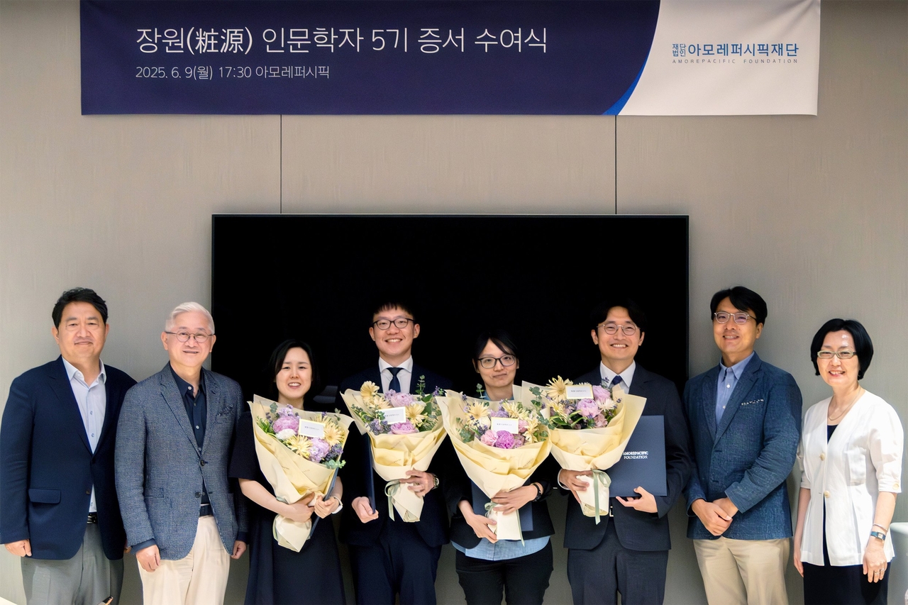 이석재(왼쪽부터) 아모레퍼시픽토토 카지노 이사, 서경배 이사장, 신성진 연구자, 김형진 연구자, 김진 연구자, 정진혁 연구자, 강태웅 교수, 민은경 이사가 기념 촬영을 하고 있다. [아모레퍼시픽토토 카지노 제공]