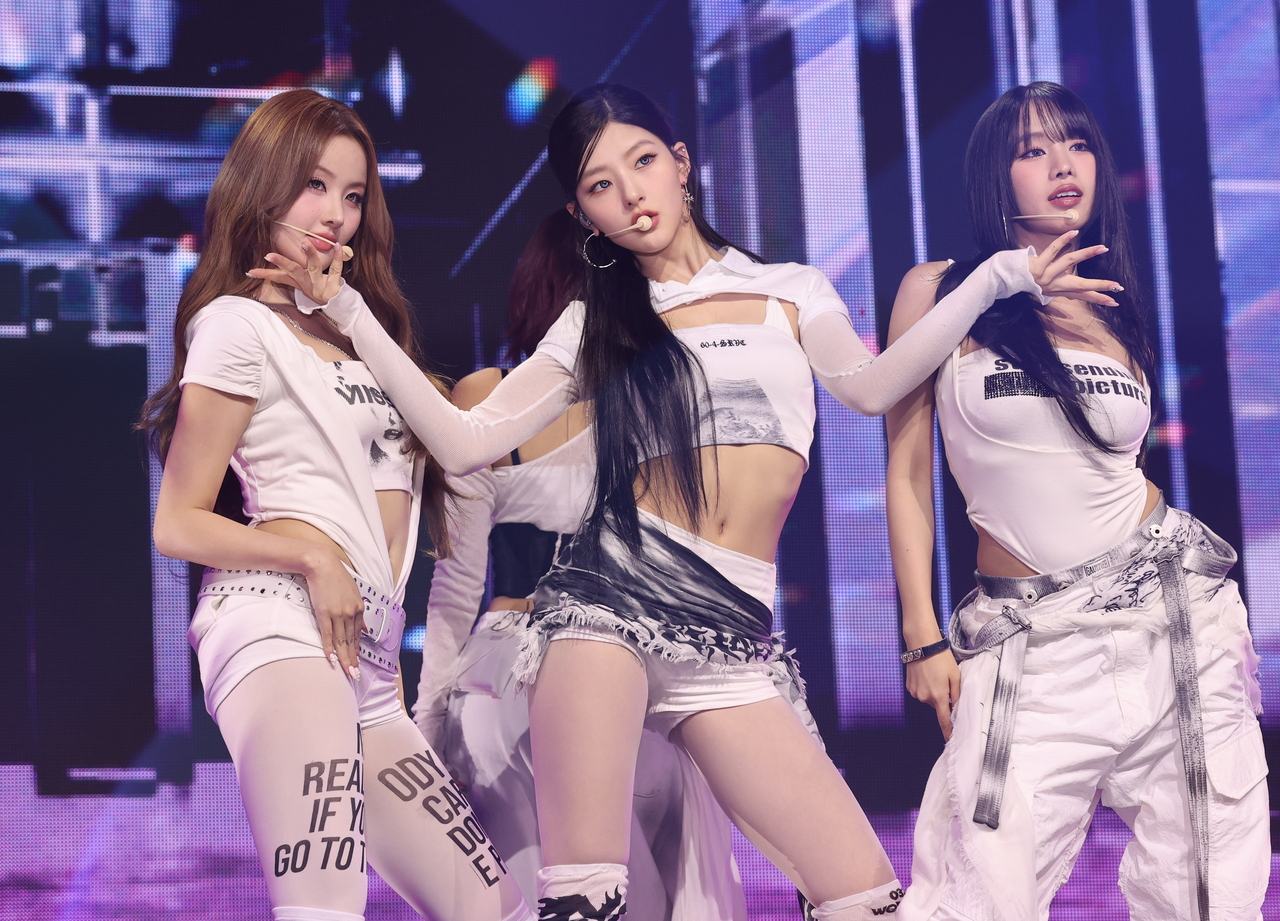Kiss of Life performs its new song “Lips Hips Kiss” at a media showcase for its fourth EP “224” held at Yes24 Live Hall in Gwangjin-gu, Seoul, Monday. (Yonhap)