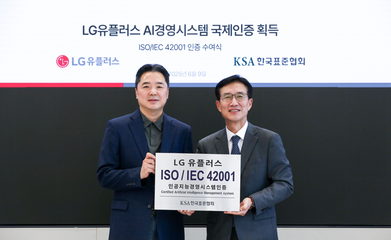 지난 9일 ‘토토사이트 대도시 경영 시스템’ 인증 수여식에 참석한 이상엽 LG유플러스 CTO(왼쪽)와 문동민 한국표준협회 회장이 기념 촬영을 하는 모습. [LG유플러스 제공]