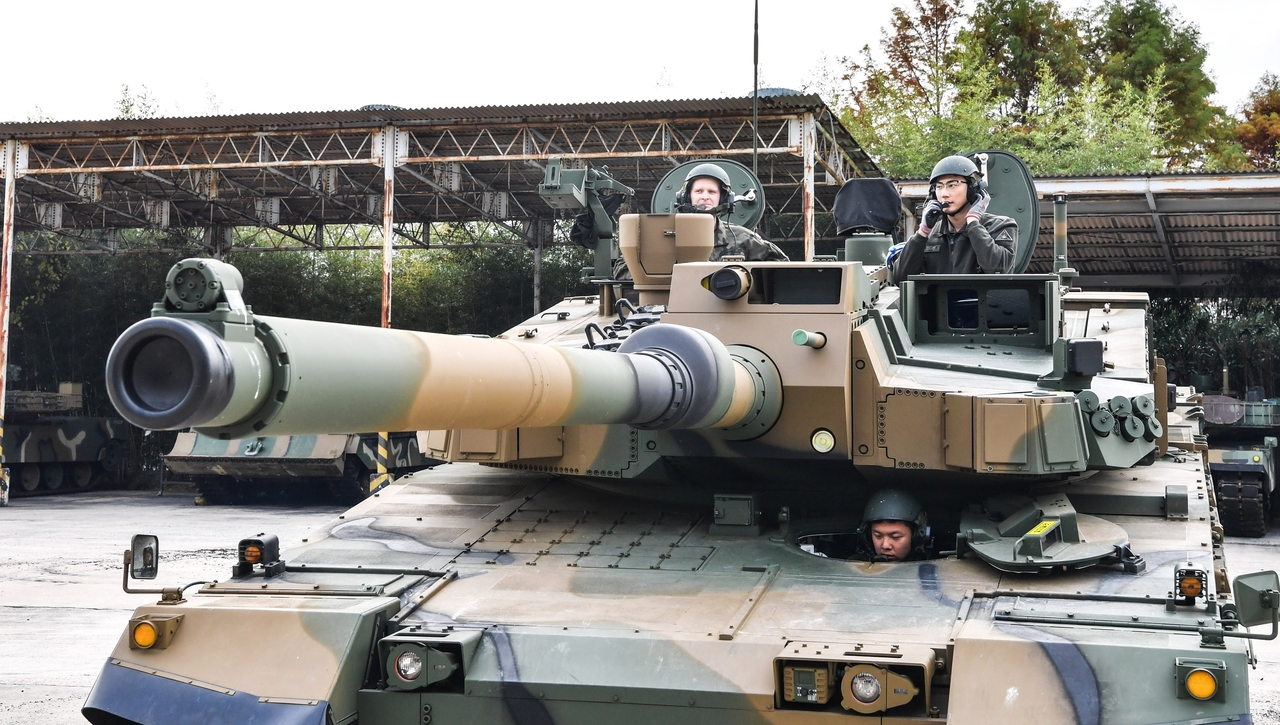 K2전차 기본과정에 참가한 실시간 해와 토토사이트군 교육생(왼쪽)이 K2전차 운용 노하우를 교육받는 모습. 2024.11.22 [연합]
