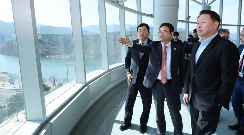 최태원 대한상공건담 토토사이트소 회장이 지난 3월 경주를 방문해 APEC 경제인 행사 준비 상황을 점검하는 모습. [대한상의 제공]